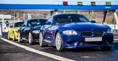 Luxuslimousine und Sportwagen auf der Straße – Autoexport aus Darmstadt Luxuslimousine und Sportwagen auf der Straße – Autoexport aus Darmstadt